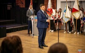 Przy m&oacute;wnicy głos zabiera Wicewojewoda Michał Skotnicki