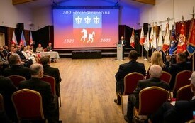 Trwa uroczysta sesja Rady Gminy Krasocin. Przy m&oacute;wnicy głos zabiera W&oacute;jt Ireneusz Gliściński.