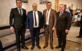 Od lewej stoją: Członek Zarządu Powiatu Damian Moroń, Wojt Gminy Krasocin Ireneusz Gliściński, Wiceprzewodniczący Rady Powiatu Piotr Spurek i Wicestarosta Łukasz Karpiński