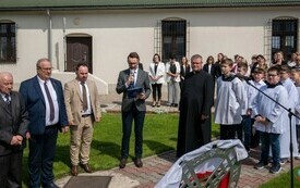 W&oacute;jt Gminy Krasocin i zaproszeni goście stoją przed czekającą na odsłonięcie pamiątkową tablicą