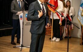 Jeden z zaproszonych gości zabiera głos przy mikrofonie