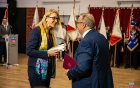 W&oacute;jt Gminy Krasocin wręcza jednemu z gości dwie publikacje o Krasocinie