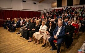 Na sali siedzą zaproszeni na uroczystość goście