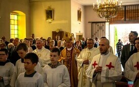 Do kościoła wchodzi biskup kielecki z książmi i ministrantami