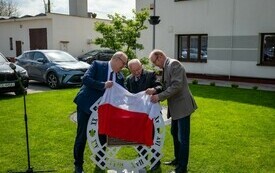 Obecny w&oacute;jt Gminy Krasocin z poprzednikami odsłania pamiątkową tablicę