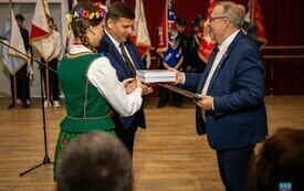 W&oacute;jt wręcza wicewojewodzie 2 książki o Krasocinie