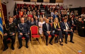 Na sali siedzą zaproszeni na uroczystość goście