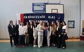 Zdjęcie grupowe jednej z klas maturalnych Zespołu Szk&oacute;ł nr 2 we Włoszczowie  z wychowawczynią
