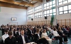 Na sali gimnastycznej Zespołu Szk&oacute;ł nr 2 siedzą uczniowie klas maturalnych