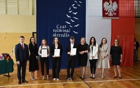 Nargrodzeni uczniowie Zespołu Szk&oacute;ł nr 3 we Włoszczowie z dyrekcją i zaproszonymi gośćmi