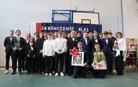 Zdjęcie grupowe jednej z klas maturalnych Zespołu Szk&oacute;ł nr 2 we Włoszczowie z wychowawczynią