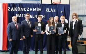 Nagrodzeni uczniowie jednej z klas maturalnych Zespołu Szk&oacute;ł nr 2 we Włoszczowie z wychowawczynią i zaproszonymi gośćmi