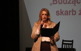 List od starosty odczytuje dyrektor Powiatowego Centrum Oświaty Olga Golańska