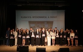 Zdjęcie grupowe jednej z klas maturalnych I LO we Włoszczowie