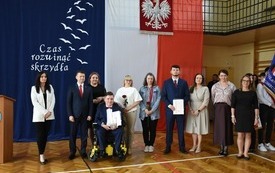 Nagrodzeni uczniowie jednej z klas maturalnych Zespołu Szk&oacute;ł nr 3 we Włoszczowie z dyrekcją, nauczycielami i zaproszonymi gośćmi