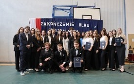 Zdjęcie grupowe jednej z klas maturalnych Zespołu Szk&oacute;ł nr 2 we Włoszczowie 