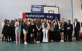 Zdjęcie grupowe jednej z klas maturalnych Zespołu Szk&oacute;ł nr 2 we Włoszczowie z wychowawczynią