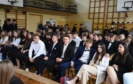 Na sali gimnastycznej Zespołu Szk&oacute;ł nr 3 siedzą uczniowie klas maturalnych