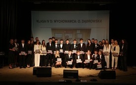 Zdjęcie grupowe jednej z klas maturalnych I LO we Włoszczowie