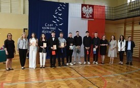 Nagrodzeni uczniowie jednej z klas maturalnych Zespołu Szk&oacute;ł nr 3 we Włoszczowie z dyrekcją, nauczycielami i zaproszonymi gośćmi