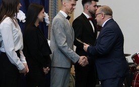 Członek Zarządu Powiatu Jarosław Krzyżanowski wręcza uczniom pamiątkowe statuetki