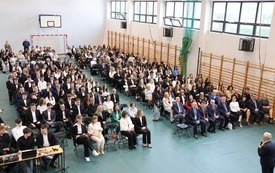 Dyrektor Zespołu Szk&oacute;ł nr 2 we Włoszczowie przemawia do zgromadzonych na sali uczni&oacute;w i zaproszonych gości