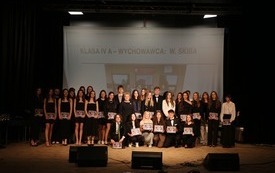 Zdjęcie grupowe jednej z klas maturalnych I LO we Włoszczowie