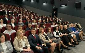 Na widowni włoszczowskiego Domu Kultury siedzą uczniowie klas maturalnych, ich rodzice i nauczyciele oraz zaproszeni goście