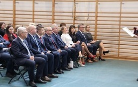 W pierwszym rzędzie siedzą nauczyciele Zespołu Szk&oacute;ł nr 2 we Włoszczowie i zaproszeni goście