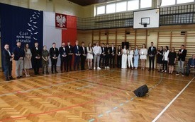 Zdjęcie grupowe jednej z klas maturalnych ZS nr 3 we Włoszczowie z dyrekcją, nauczycielami i zaproszonymi gośćmi