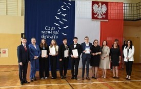 Uczniowie klas maturalnych Zespołu Szk&oacute;ł nr 3 we Włoszczowie z dyrekcją i zaproszonymi gośćmi
