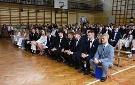 Na sali gimnastycznej Zespołu Szk&oacute;ł nr 3 siedzą uczniowie klas maturalnych