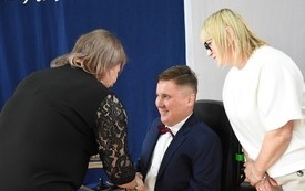 Dyrektor Zespołu Szk&oacute;ł nr 3 we Włoszczowie wręcza nagrodę niepełnosprawnemu maturzyście