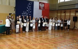 Uczniowie klas maturalnych Zespołu Szk&oacute;ł nr 3 we Włoszczowie z dyrekcją i wychowawcami