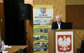 Przy m&oacute;wnicy głos zabiera Radny Dariusz Mietelski