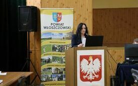Wiceprzewodnicząca Rady Powiatu Monika Skoczek odczytuje treść uchwały