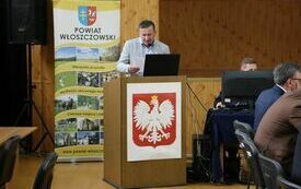 Wiceprzewodniczący Rady Powiatu Piotr Spurek odczytuje treść uchwały