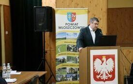 Przy m&oacute;wnicy głos zabiera Radny Jacek Dominik