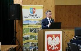 Przy m&oacute;wnicy głos zabiera Starosta Dariusz Czechowski