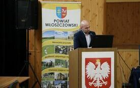 Przy m&oacute;wnicy głos zabiera Radny Paweł Strączyński