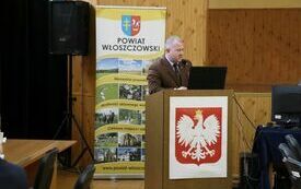 Przy m&oacute;wnicy głos zabiera Wicestarosta Łukasz Karpiński