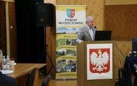 Przy m&oacute;wnicy głos zabiera Radny Zbigniew Hamera