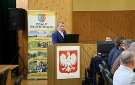 Przy m&oacute;wnicy głos zabiera Radny Jacek Zięba