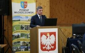Przy m&oacute;wnicy głos zabiera Członek Zarzadu Wojew&oacute;dztwa Świętokrzyskiego Andrzej Pruś