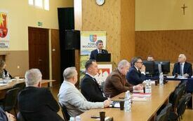 Przy m&oacute;wnicy głos zabiera Członek Zarzadu Wojew&oacute;dztwa Świętokrzyskiego Andrzej Pruś