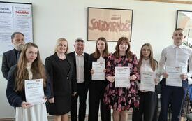 Wsp&oacute;lne zdjęcie wszystkich nagrodzonych uczni&oacute;w z powiatu włoszczowksiego z opiekunami