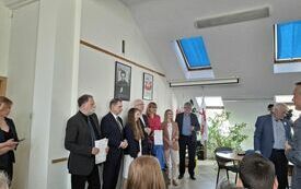 Następuje wręczenie nagr&oacute;d uczniom