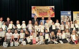 Wsp&oacute;lne zdjęcie na scenie wszystkich uczestnik&oacute;w konkursu z organizatorami, fundatorami nagr&oacute;d i członkami komisji konkursowej