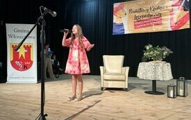 Jedna z uczennic recytuje na scenie wiersz