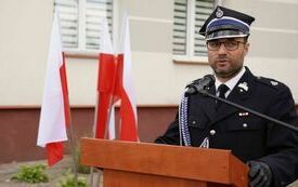 Przy m&oacute;wnicy głos zabiera Prezes Zarządu Oddziału Powiatowego Związku OSP RP we Włoszczowie Bartłomiej Robak